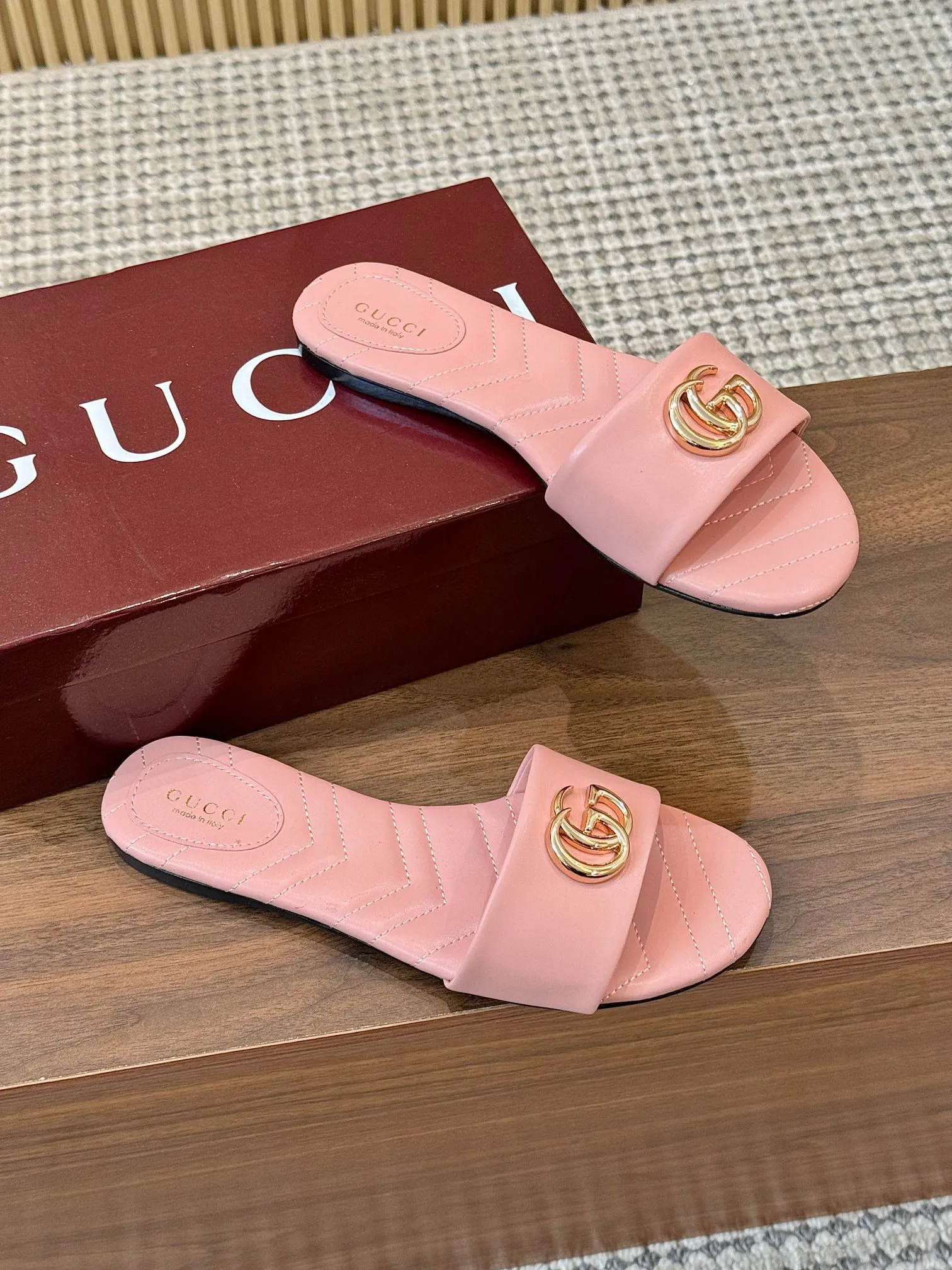👟👟Ex-factory price 440👟👟 💯💯💯Gucci 2025 spring and summer latest popular slip-on sandals series... [Round toe] Latest double G buckle. Embroidery style Original quality 🍃Original European style, 💥perfect on the feet💃💃When worn with this shoe, it is elegant and crystal clear. No matter the materials of the accessories, they are all customized one by one. You must go to get the original version. The whole series is full of exciting and innovative elements. The texture of different materials, the texture of the materials, and the expression of the materials have a strong artistic atmosphere... ❶ Upper: imported cowhide ❷ Inner lining: customized imported sheepskin ❸ Foot pads: customized imported sheepskin ❹ Outsole: imported Italian genuine leather outsole ❺ Heel height: 1.5CM ❻ Packaging: Original full set of packaging ❼ Code number: 35-43 (41.42.43 customized is not returnable)